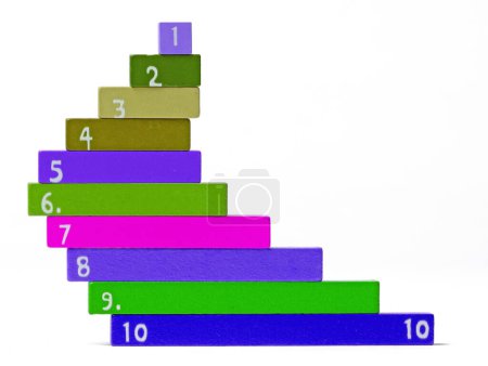 Téléchargez les photos : Tiges de comptage en bois utilisées pour calculer les mathématiques en utilisant la couleur et la forme dans les livres scolaires précoces, amis de dix - en image libre de droit