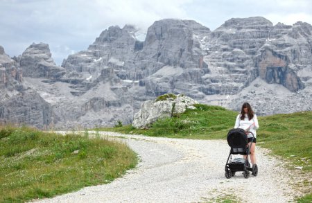 Téléchargez les photos : Femme avec buggy dans les montagnes, Dolomites Italie - en image libre de droit