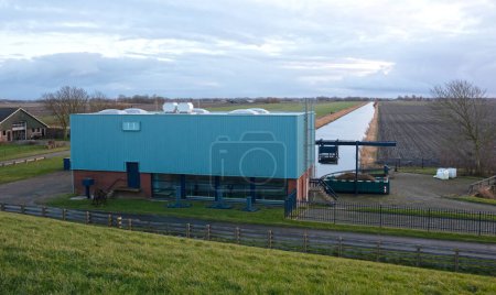 Téléchargez les photos : Station de pompage dans le nord des Pays-Bas, pompage de l'eau vers la Waddensea - en image libre de droit
