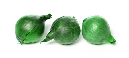 Téléchargez les photos : Oignons verts bizarres, isolés sur un fond blanc - en image libre de droit
