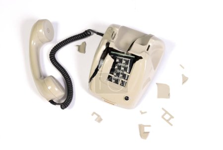 Teil eines kaputten alten Telefons, Telefon mit Wählscheibe - Kunststofftelefon, isoliert