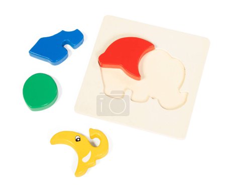 Piezas del rompecabezas del elefante para un niño pequeño, aislado