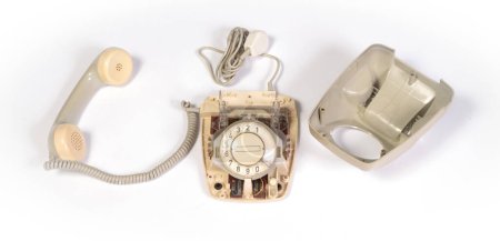Teil eines kaputten alten Telefons, Telefon mit Wählscheibe - Kunststofftelefon, isoliert