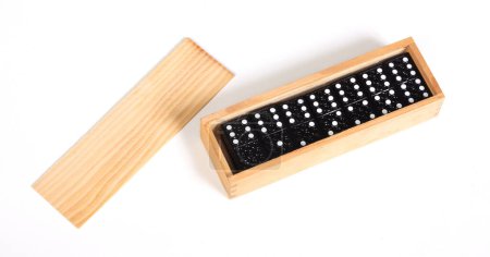 Caja Domino de madera, aislada sobre fondo blanco