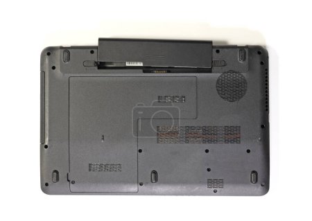 Primer plano de la batería del ordenador portátil, aislado sobre fondo blanco