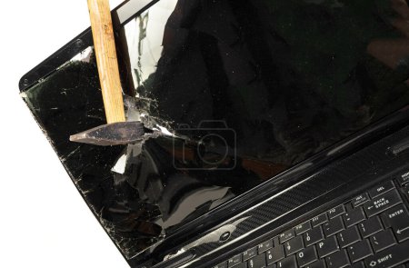 Téléchargez les photos : Vieux ordinateur portable cassé isolé sur fond blanc, cassé avec un marteau - en image libre de droit