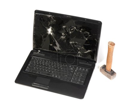 Téléchargez les photos : Vieux ordinateur portable cassé isolé sur fond blanc, cassé avec un marteau - en image libre de droit