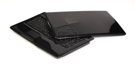 Téléchargez les photos : Vieux ordinateur portable cassé isolé sur fond blanc - en image libre de droit
