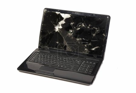 Téléchargez les photos : Vieux ordinateur portable cassé isolé sur fond blanc - en image libre de droit