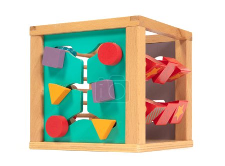 Cubo de madera ecológico ocupado tablero - juguete educativo para niños y bebés sobre un fondo blanco aislado