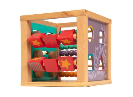 Cubo de madera ecológico ocupado tablero - juguete educativo para niños y bebés sobre un fondo blanco aislado