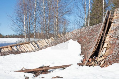 Eingestürzte Struktur durch Schneefall in Finnland zerstört, Ende des Winters