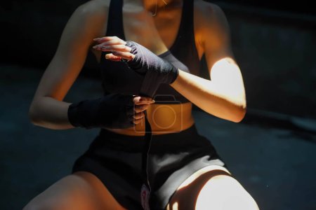 Téléchargez les photos : Gros plan et culture sport femme action dans la boxe avec la lumière naturelle sur fond flou. - en image libre de droit