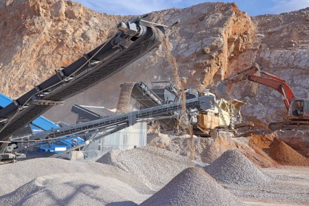 Steinbruch, Steinzerkleinerung und Herstellung von Baustoffen. Tagebau und Aufbereitungsanlage für Schotter
