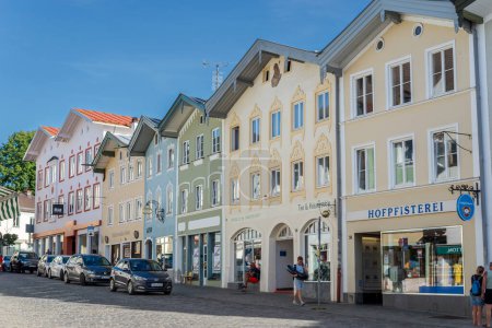 Téléchargez les photos : BAD TLOZ, ALLEMAGNE - 2 AOÛT 2022 : Rue commerçante dans la vieille ville de Bad Tolz, Bavière, Allemagne - en image libre de droit
