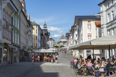 Téléchargez les photos : BAD TOLZ, ALLEMAGNE - 2 AOÛT 2022 : Rue commerçante dans la vieille ville de Bad Tolz, Bavière, Allemagne - en image libre de droit