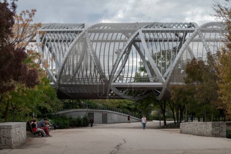 Téléchargez les photos : MADRID, ESPAGNE - 22 OCTOBRE 2022 : Pont d'Arganzuela. Conçu par Dominique Perrault, il mesure 274 mètres de long et est formé de deux allées en spirale reliées par une colline donnant accès au parc Arganzuela, par la rivière Manzanares.. - en image libre de droit