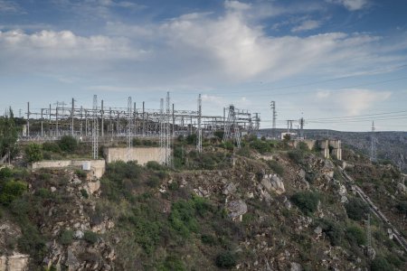 Téléchargez les photos : ZAMORA, ESPAGNE - 17 JUIN 2023 : Centrale hydroélectrique du réservoir Ricobayo, dans la province de Zamora, Espagne - en image libre de droit