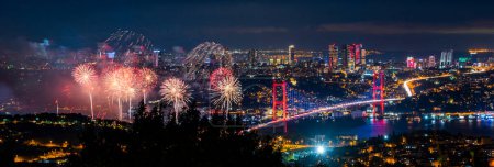 Feuerwerk über dem Bosporus von Istanbul während der Feierlichkeiten zum Tag der Türkischen Republik. Feuerwerk mit der Märtyrerbrücke vom 15. Juli (Bosporus-Brücke). Istanbul, Türkei.