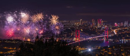 Fuegos artificiales sobre el Bósforo de Estambul durante las celebraciones del Día de la República Turca. Fuegos artificiales con puente de los mártires del 15 de julio (puente del Bósforo). Estambul, Turquía.