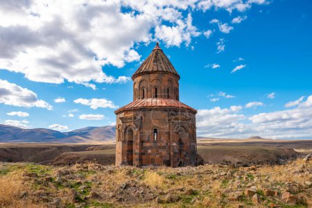 Foto de Ruinas de Ani en Kars, Turquía. La Iglesia de San Gregorio de los Abughamrents. La vieja ciudad histórica. Ani se encuentra en la histórica Ruta de la Seda. Fueron incluidos en la Lista del Patrimonio Mundial de la UNESCO en 1996 - Imagen libre de derechos