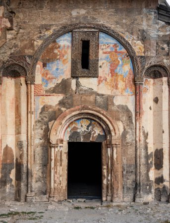 Téléchargez les photos : Kars, Turquie - 28 octobre 2022 : Ruines Ani à Kars, Turquie. L'église Saint-Grégoire de Tigran Honneurs. La vieille ville historique. Ani est situé sur la route historique de la soie. Ont été inscrits sur la Liste du patrimoine mondial de l'UNESCO en 1996. - en image libre de droit