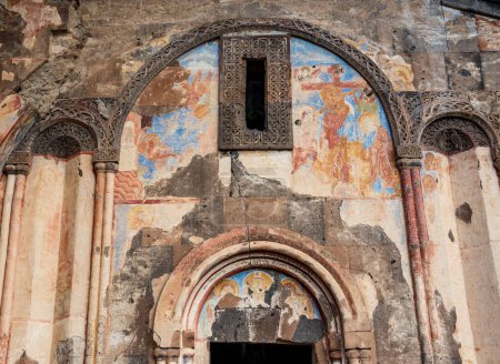 Téléchargez les photos : Kars, Turquie - 28 octobre 2022 : Ruines Ani à Kars, Turquie. L'église Saint-Grégoire de Tigran Honneurs. La vieille ville historique. Ani est situé sur la route historique de la soie. Ont été inscrits sur la Liste du patrimoine mondial de l'UNESCO en 1996. - en image libre de droit