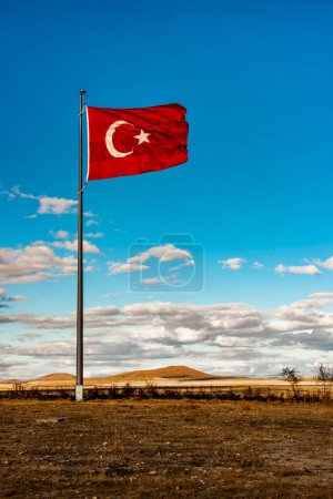 Foto de Bandera turca ondeando en cielo azul. - Imagen libre de derechos