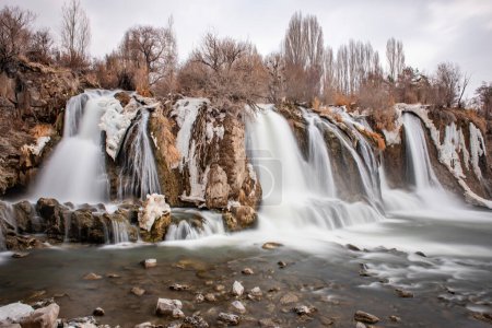 Téléchargez les photos : Cascade de Muradiye dans le district de Muradiye. Van, Turquie. Beau paysage de cascade en hiver. Cascade est une merveille naturelle près du lac Van. - en image libre de droit