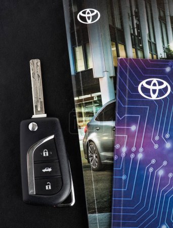 Foto de Estambul, Turquía - 18 de marzo de 2023: Toyota Owners Manual Guide Book and key. Libro de Toyota Corolla. - Imagen libre de derechos