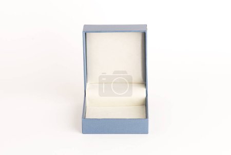 Foto de Joyero sobre fondo blanco. Caja de joyería de color azul abierto. Burla.. - Imagen libre de derechos