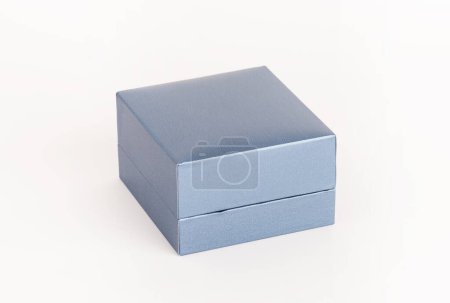 Foto de Joyero sobre fondo blanco. Caja de joyería de color azul cerrado. Burla.. - Imagen libre de derechos