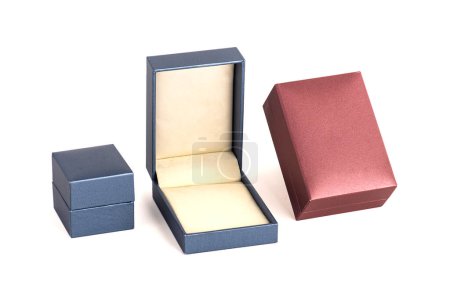 Téléchargez les photos : Boîte à bijoux sur fond blanc. Modèles de boîtes à bijoux colorées. - en image libre de droit