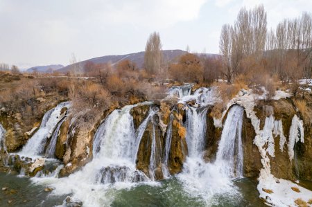 Téléchargez les photos : Cascade de Muradiye dans le district de Muradiye. Van, Turquie. Beau paysage de cascade en hiver. La cascade est une merveille naturelle près du lac Van. Tir de drone. - en image libre de droit