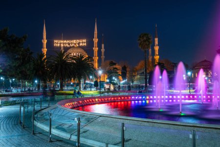 Téléchargez les photos : La Mosquée Bleue à Istanbul, Turquie. (Sultanahmet Camii). Seule mosquée à Istanbul avec six minarets. Mosquée avec lumières pour le Ramadan. - en image libre de droit