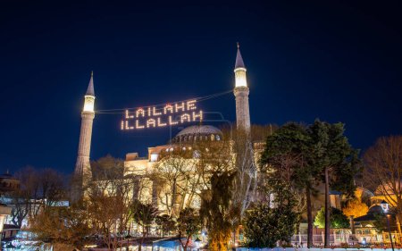 Téléchargez les photos : AYASOFYA. La Grande Mosquée Hagia Sophia (turque : Ayasofya-i Kebir Cami-i Serifi) à Istanbul, Turquie. Mosquée avec Mahya sur le Ramadan. - en image libre de droit