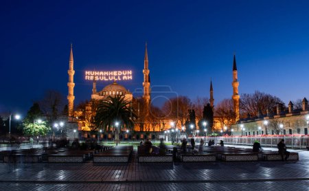 Foto de Mezquita Azul en Estambul, Turquía. (Sultanahmet Camii). La única mezquita en Estambul con seis minaretes. Mezquita con luces para Ramadán. - Imagen libre de derechos