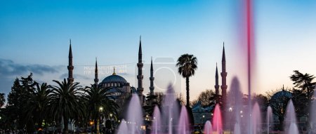 Téléchargez les photos : La Mosquée Bleue à Istanbul, Turquie. (Sultanahmet Camii). Seule mosquée à Istanbul avec six minarets. Mosquée avec lumières pour le Ramadan. - en image libre de droit