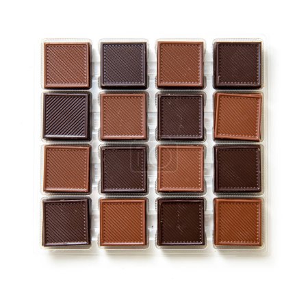 Téléchargez les photos : Chocolats carrés laiteux et noirs. Isolé sur fond blanc. - en image libre de droit