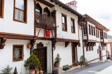 Téléchargez les photos : Anciennes maisons traditionnelles dans le district Goynuk de Bolu, Turquie. Belles maisons historiques. - en image libre de droit