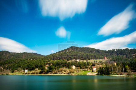 Téléchargez les photos : Lac Cubuk dans le district de Goynuk à Bolu, Turquie. Belle vue sur le lac avec moulins à vent. - en image libre de droit