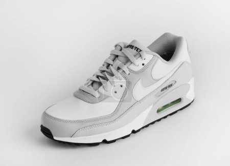 Téléchargez les photos : Istanbul, Turquie - 12 avril 2023 : Chaussures Nike Air Max 90 GTX sur fond blanc. Chaussures GORE-TEX de couleur blanche et grise. - en image libre de droit
