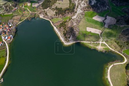 Téléchargez les photos : Lac Cubuk dans le district de Goynuk à Bolu, Turquie. Belle vue sur le lac avec moulins à vent. Tir avec drone. - en image libre de droit