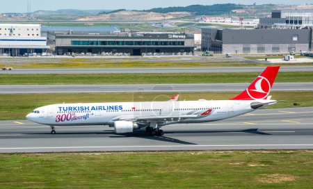 Téléchargez les photos : Istanbul, Turquie - 3 juin 2023 : Atterrissage de l'Airbus A330-300 (TC-LNC) de Turkish Airlines à l'aéroport d'Istanbul. Nom de l'avion : Refahiye. 300e avion de Turkish Airlines. - en image libre de droit