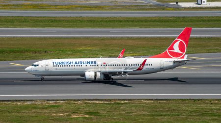 Téléchargez les photos : Istanbul, Turquie - 3 juin 2023 : Atterrissage du Boeing 737-800 (TC-JVA) de Turkish Airlines à l'aéroport d'Istanbul. Nom de l'avion : Sultanbeyli. - en image libre de droit