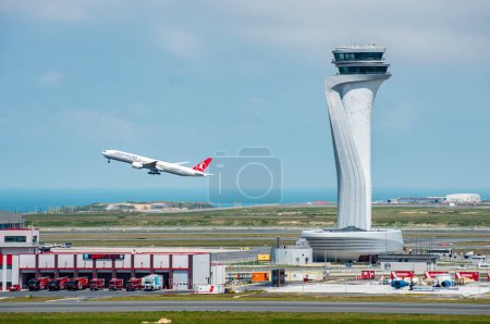 Téléchargez les photos : Istanbul, Turquie - 3 juin 2023 : Avion Turkish Airlines avec tour de contrôle de la circulation aérienne de l'aéroport d'Istanbul. Vue du nouvel aéroport international d'Istanbul. - en image libre de droit