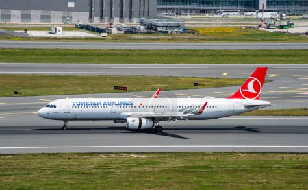 Téléchargez les photos : Istanbul, Turquie - 3 juin 2023 : Atterrissage de l'Airbus A321 (TC-JTE) de Turkish Airlines à l'aéroport d'Istanbul. Nom de l'avion : Polatli. - en image libre de droit