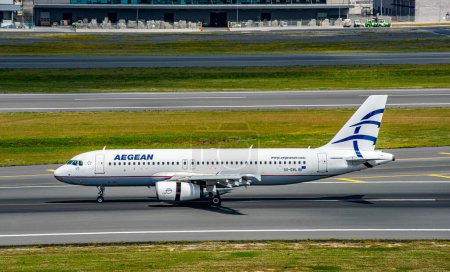 Téléchargez les photos : Istanbul, Turquie - 3 juin 2023 : Atterrissage de l'Airbus A320 (SX-DVL) d'Aegean Airlines à l'aéroport d'Istanbul. - en image libre de droit