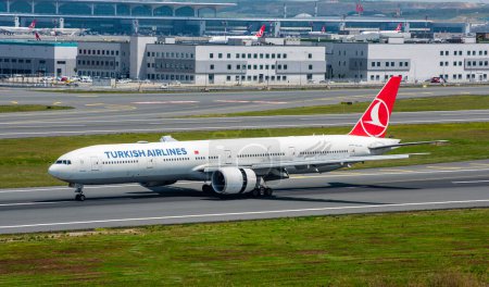 Foto de Estambul, Turquía - 3 de junio de 2023: Turkish Airlines Boeing 777 (TC-JJJ) aterriza en el aeropuerto de Estambul. Nombre del avión: Erzurum. - Imagen libre de derechos