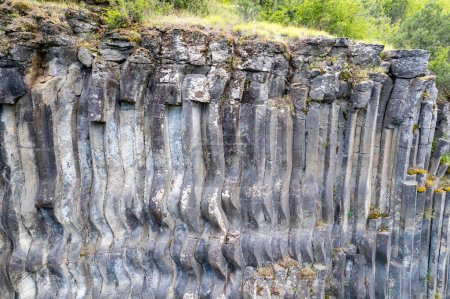 Téléchargez les photos : Basalt Rocks dans le district de Boyabat. Sinop, Turquie. Des affleurements rocheux volcaniques sous forme de basalte colonnaire situé à Sinop. Basalte Rocks Monument de la Nature. - en image libre de droit